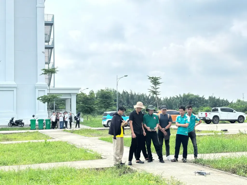 Học viên thực hành bay chụp UAV phục vụ công tác quản lý đất đai – Làm chủ công nghệ số trong lĩnh vực tài nguyên và môi trường