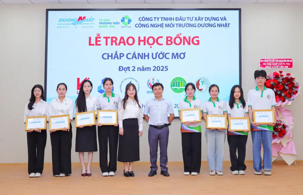 Chúc mừng sinh viên HCMUNRE nhận học bổng “Chắp cánh ước mơ” – đợt 2 năm 2025