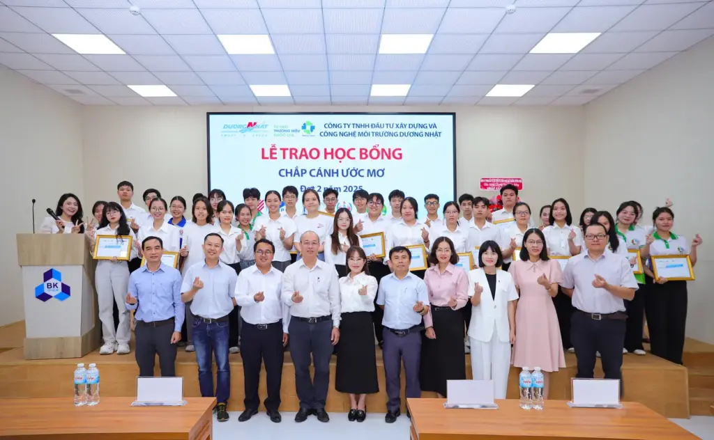 Chúc mừng sinh viên HCMUNRE nhận học bổng “Chắp cánh ước mơ” – đợt 2 năm 2025