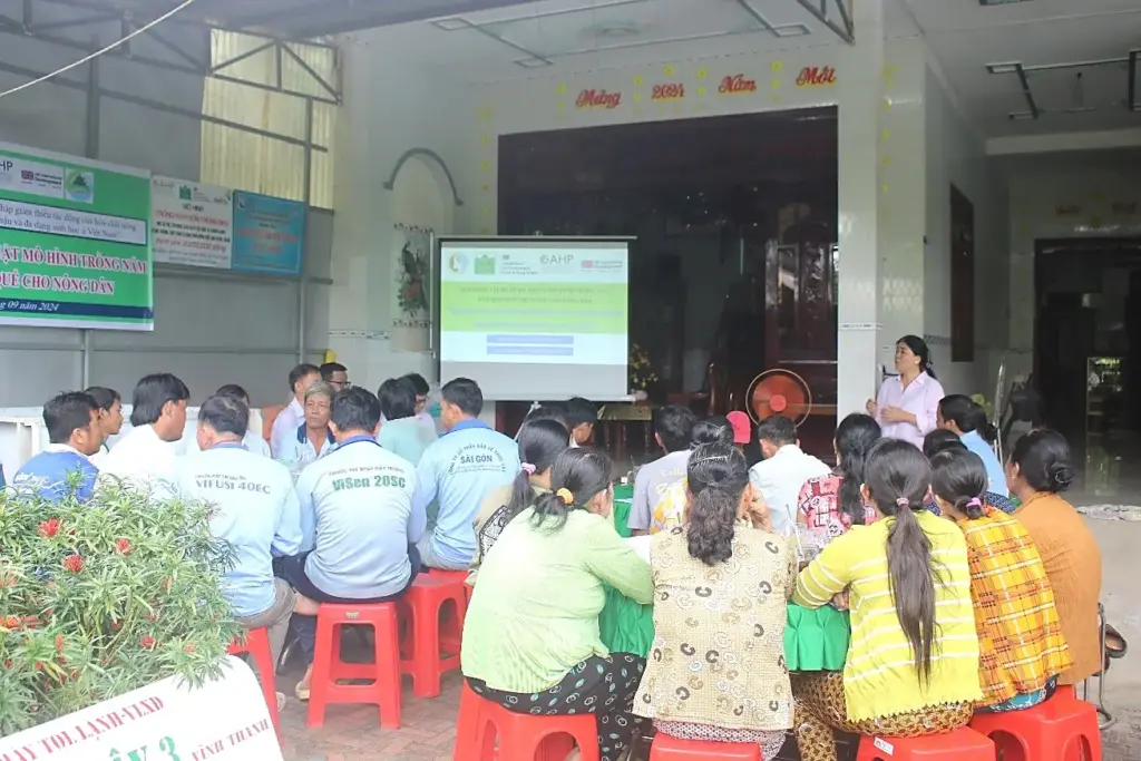Hội thảo tập huấn kỹ thuật mô hình trồng nấm kết hợp nuôi trùn quế cho nông dân