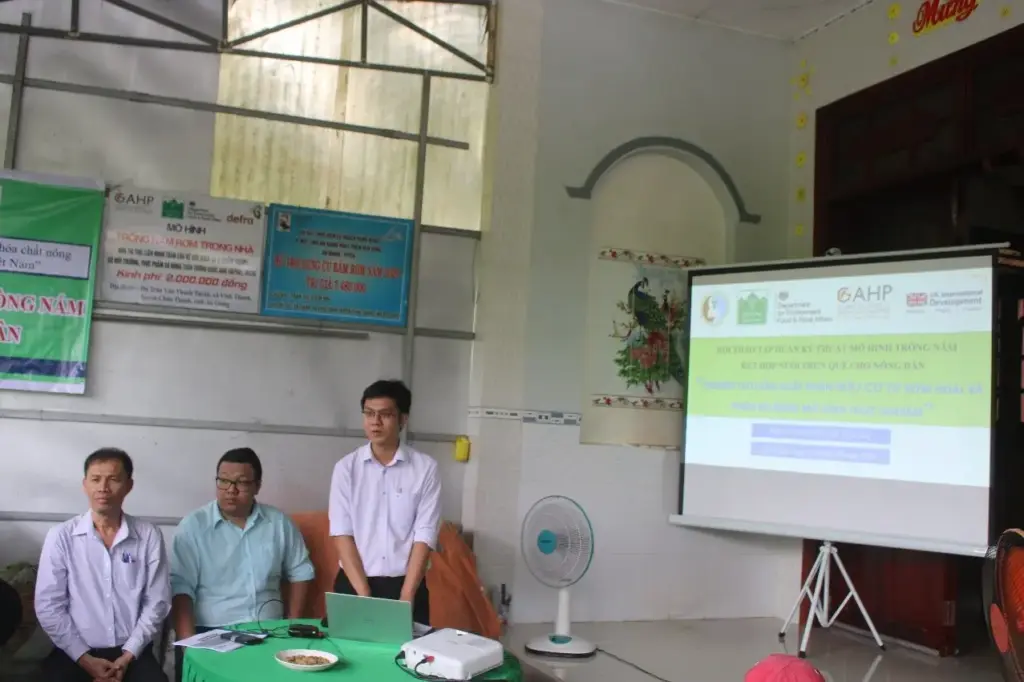 Hội thảo tập huấn kỹ thuật mô hình trồng nấm kết hợp nuôi trùn quế cho nông dân