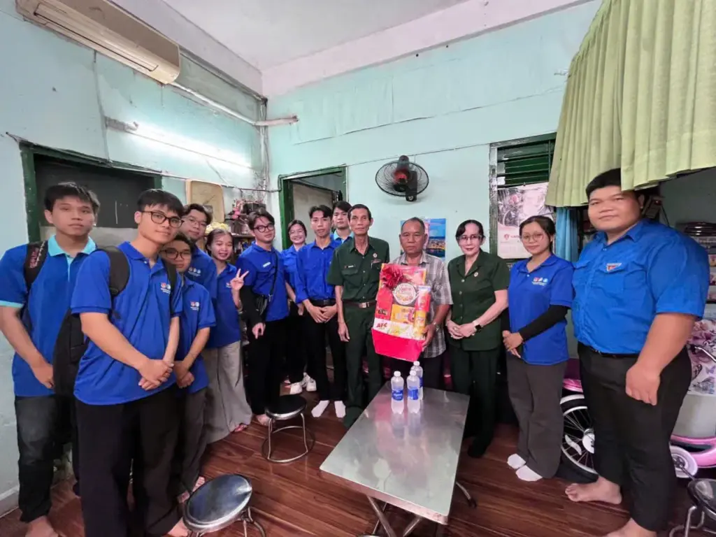 SINH VIÊN TRƯỜNG ĐẠI HỌC TÀI NGUYÊN VÀ MÔI TRƯỜNG TP.HCM ĐỜI ĐỜI NHỚ ƠN CÁC ANH HÙNG LIỆT SĨ