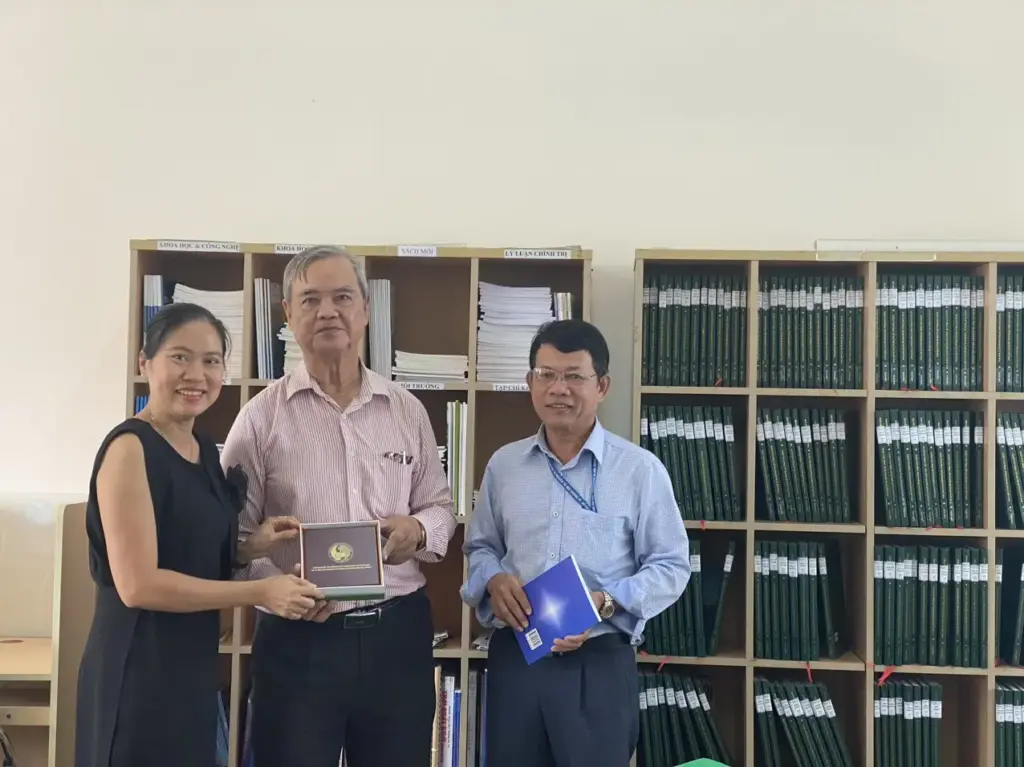 Tiếp nhận sách tặng từ TS Dương Tôn Đảm