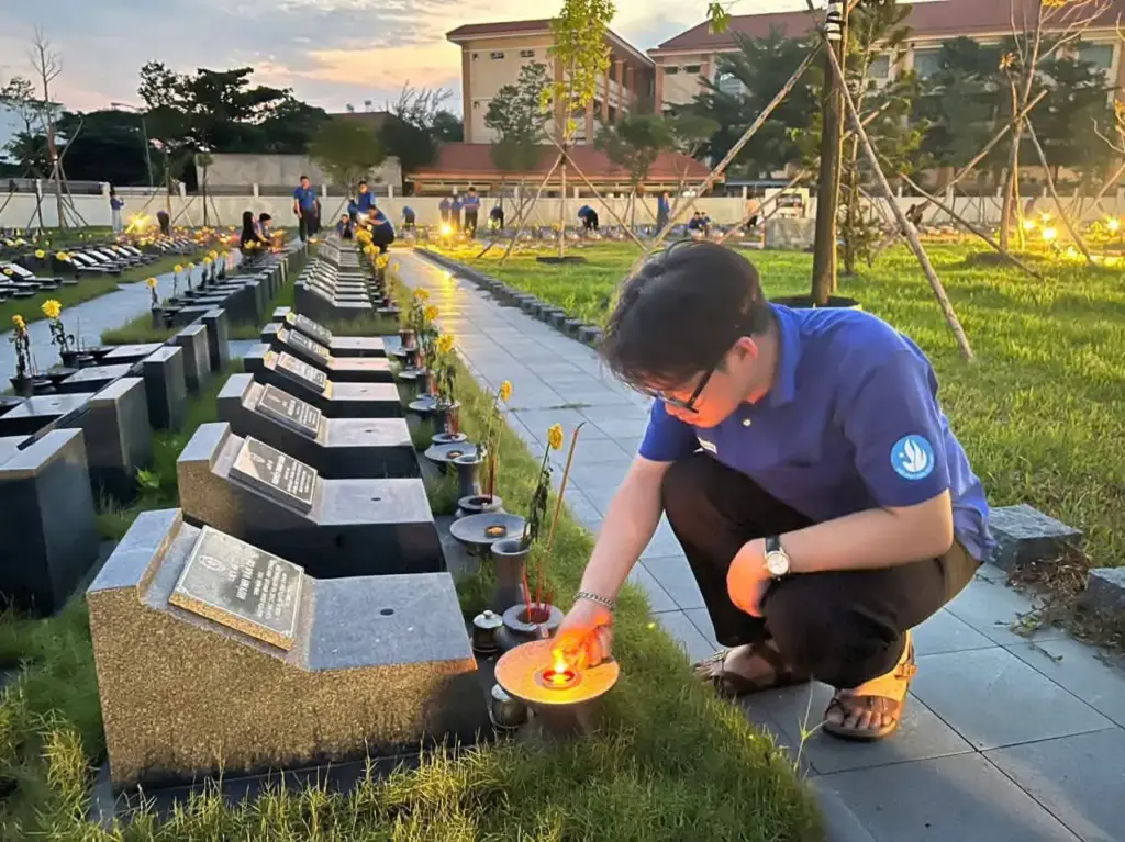 SINH VIÊN TRƯỜNG ĐẠI HỌC TÀI NGUYÊN VÀ MÔI TRƯỜNG TP.HCM ĐỜI ĐỜI NHỚ ƠN CÁC ANH HÙNG LIỆT SĨ