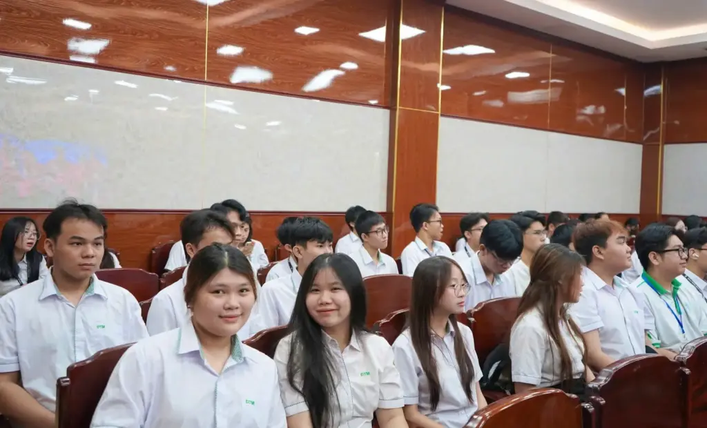 HCMUNRE THAM DỰ LỄ KHAI GIẢNG NĂM HỌC 2025 – 2026 GẮN VỚI KỶ NIỆM 80 NĂM THÀNH LẬP BỘ QUỐC GIA GIÁO DỤC (NAY LÀ BỘ GIÁO DỤC VÀ ĐÀO TẠO)