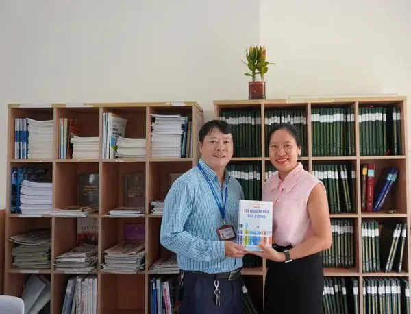 Tiếp nhận sách tặng từ TS. Huỳnh Thiên Tài