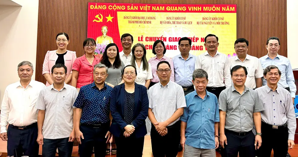 Lễ chuyển giao - tiếp nhận tổ chức Đảng và Đảng viên