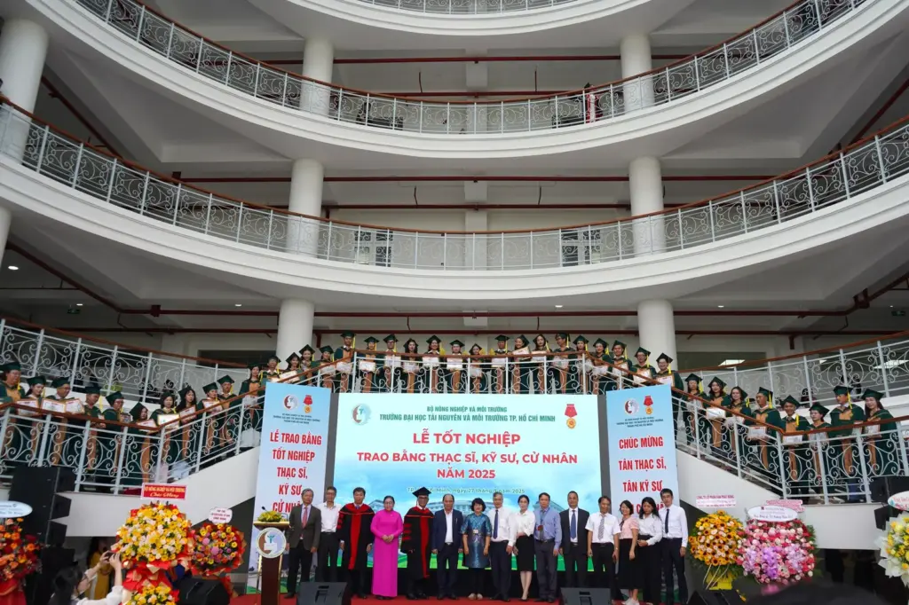 LỄ TỐT NGHIỆP TRAO BẰNG THẠC SĨ, KỸ SƯ VÀ CỬ NHÂN NĂM 2025 TẠI TRƯỜNG ĐẠI HỌC TÀI NGUYÊN VÀ MÔI TRƯỜNG TP. HỒ CHÍ MINH - CƠ SỞ HIỆP PHƯỚC