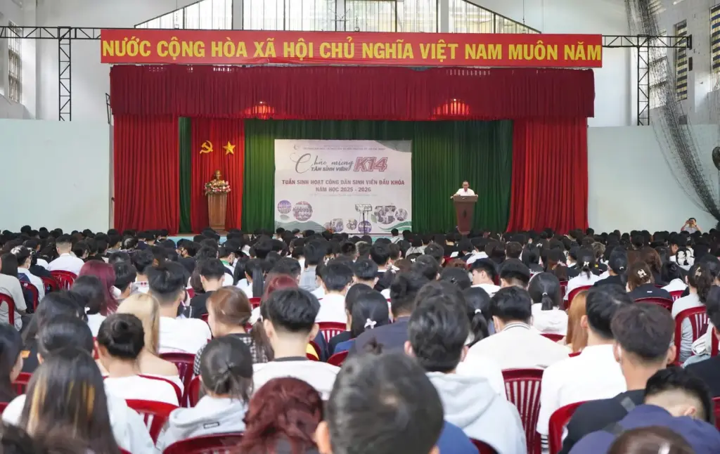TUẦN SINH HOẠT CÔNG DÂN – SINH VIÊN NĂM HỌC 2025 - 2026: KHỞI ĐỘNG HÀNH TRÌNH ĐẠI HỌC TẠI HCMUNRE