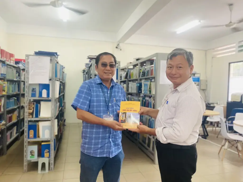 Tiếp nhận sách tặng từ PGS. TS. Lê Trung Chơn