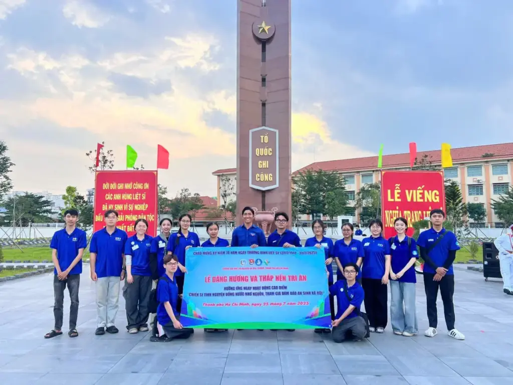 SINH VIÊN TRƯỜNG ĐẠI HỌC TÀI NGUYÊN VÀ MÔI TRƯỜNG TP.HCM ĐỜI ĐỜI NHỚ ƠN CÁC ANH HÙNG LIỆT SĨ