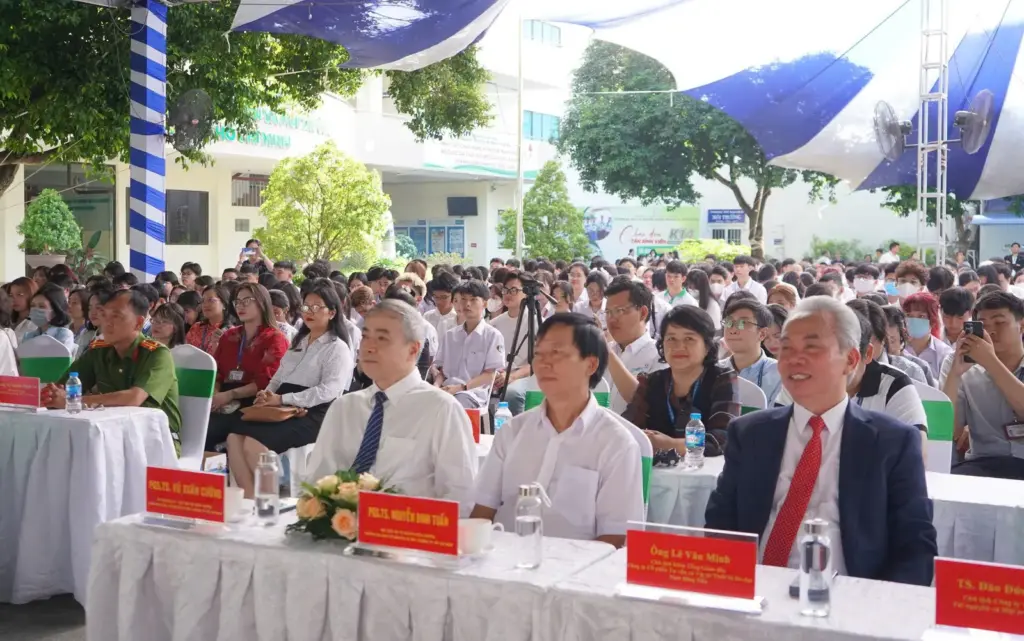 HCMUNRE chào đón Tân sinh viên Khóa 14 – Khởi đầu hành trình tri thức trong kỷ nguyên hội nhập