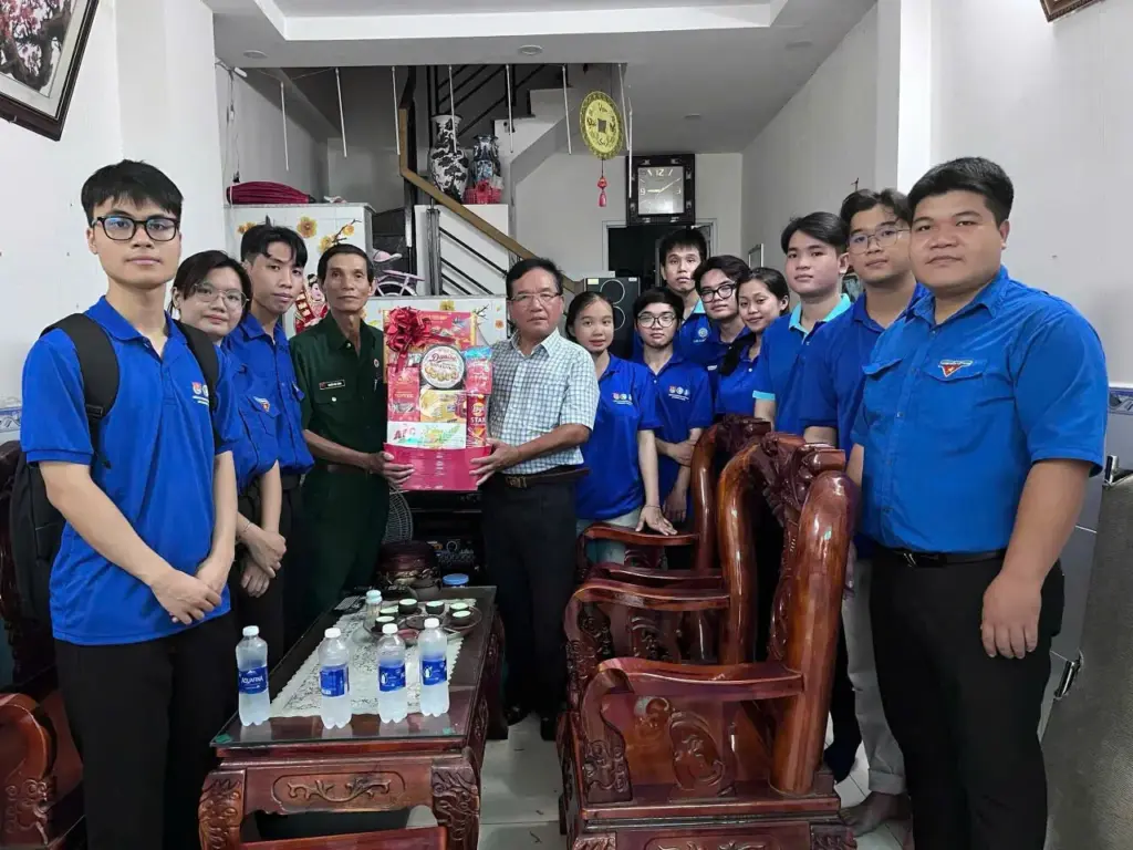 SINH VIÊN TRƯỜNG ĐẠI HỌC TÀI NGUYÊN VÀ MÔI TRƯỜNG TP.HCM ĐỜI ĐỜI NHỚ ƠN CÁC ANH HÙNG LIỆT SĨ