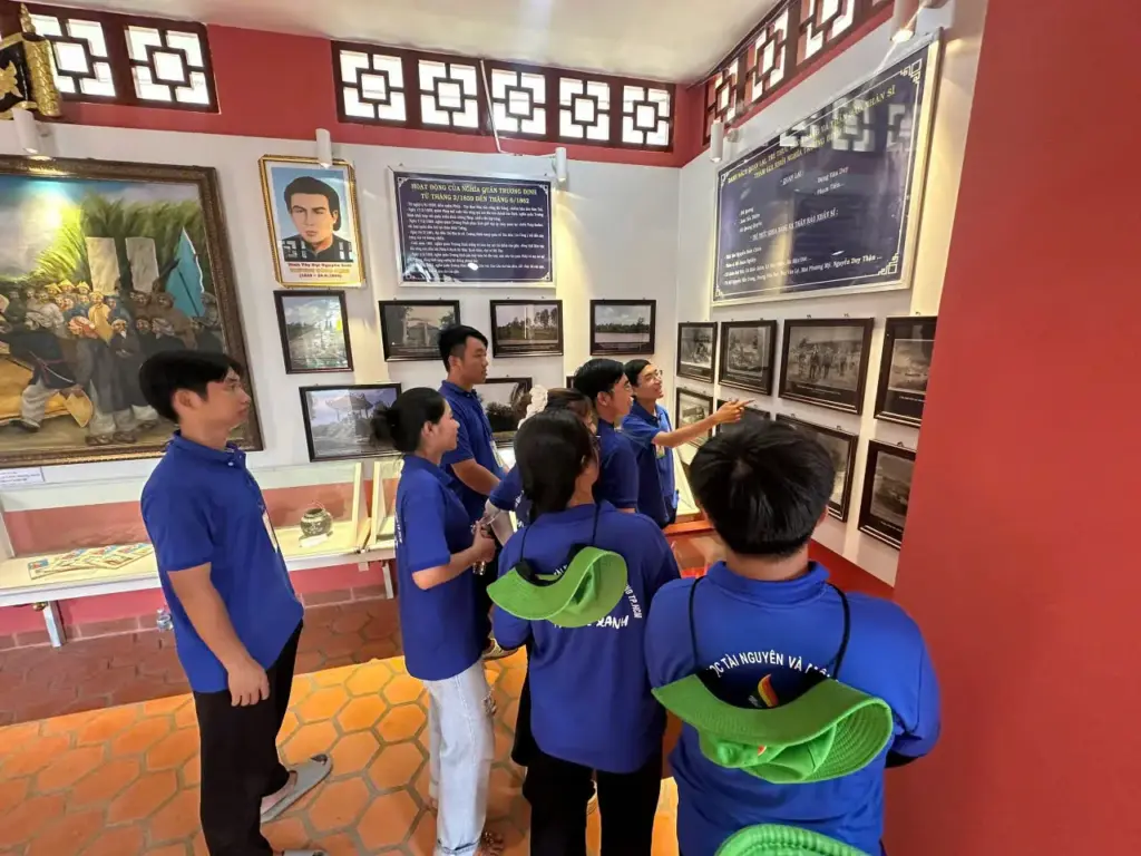 SINH VIÊN TRƯỜNG ĐẠI HỌC TÀI NGUYÊN VÀ MÔI TRƯỜNG TP.HCM ĐỜI ĐỜI NHỚ ƠN CÁC ANH HÙNG LIỆT SĨ