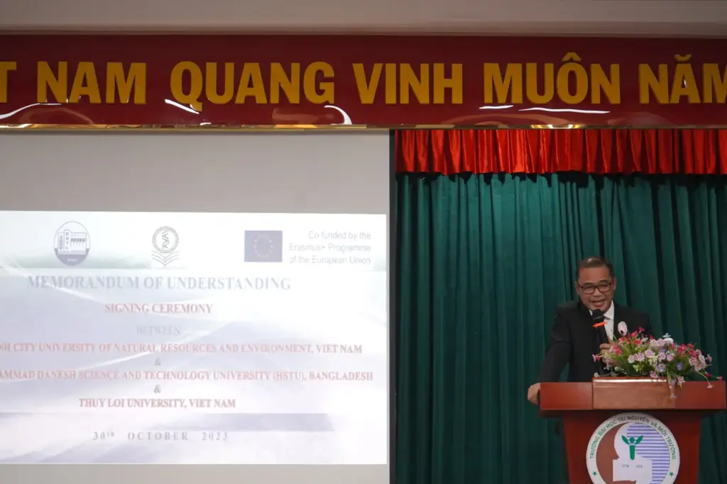 Buổi lễ ký kết Biên bản ghi nhớ (MOU) giữa Trường Đại học Tài nguyên và Môi trường TP.HCM (HCMUNRE) và Trường Đại học Hajee Mohammad Danesh Science and Technology University (HSTU), Bangladesh và Trường Đại học Thủy Lợi (TLU)
