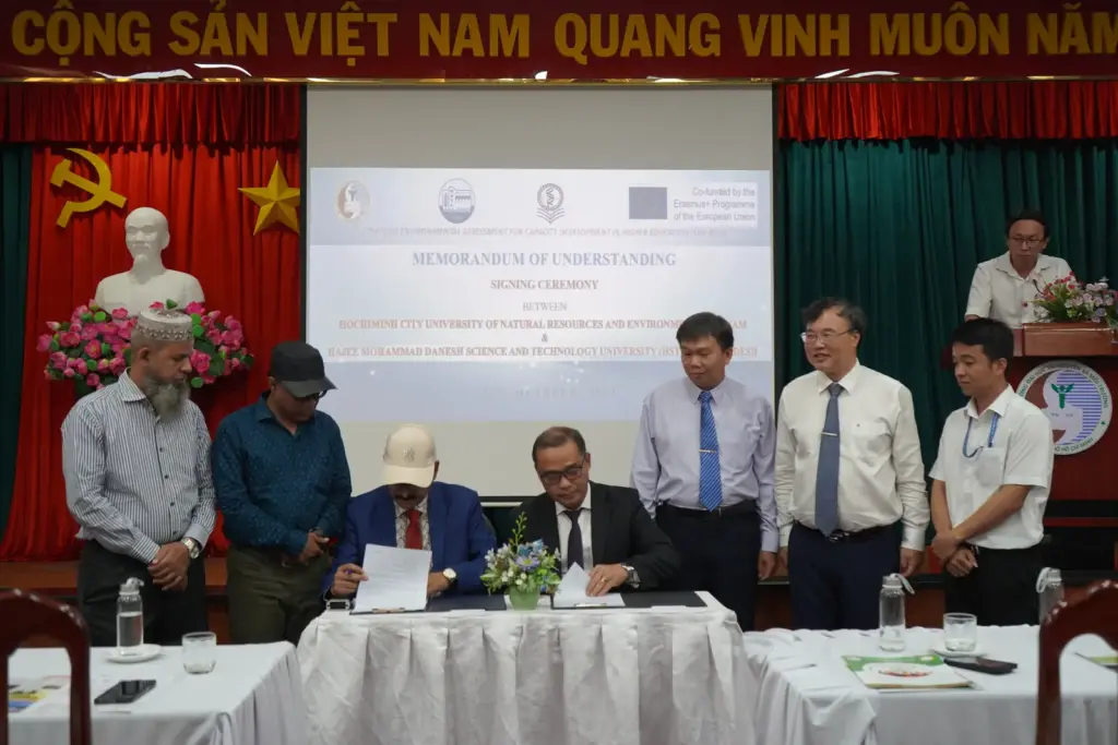 Buổi lễ ký kết Biên bản ghi nhớ (MOU) giữa Trường Đại học Tài nguyên và Môi trường TP.HCM (HCMUNRE) và Trường Đại học Hajee Mohammad Danesh Science and Technology University (HSTU), Bangladesh và Trường Đại học Thủy Lợi (TLU)