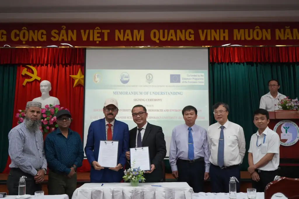 Buổi lễ ký kết Biên bản ghi nhớ (MOU) giữa Trường Đại học Tài nguyên và Môi trường TP.HCM (HCMUNRE) và Trường Đại học Hajee Mohammad Danesh Science and Technology University (HSTU), Bangladesh và Trường Đại học Thủy Lợi (TLU)