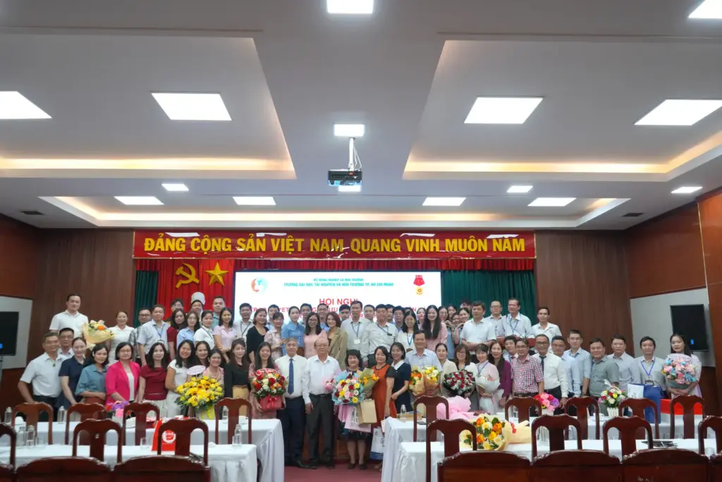 Hội nghị trao quyết định nghỉ hưu cho Cán bộ viên chức Trường Đại học Tài nguyên và Môi trường TP. Hồ Chí Minh