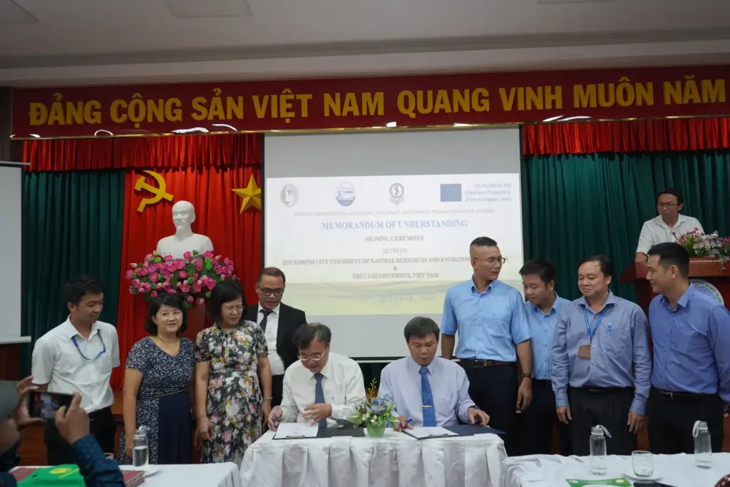 Buổi lễ ký kết Biên bản ghi nhớ (MOU) giữa Trường Đại học Tài nguyên và Môi trường TP.HCM (HCMUNRE) và Trường Đại học Hajee Mohammad Danesh Science and Technology University (HSTU), Bangladesh và Trường Đại học Thủy Lợi (TLU)