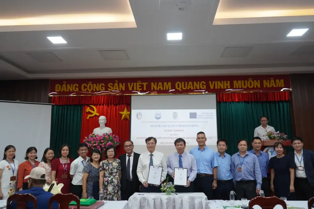 Buổi lễ ký kết Biên bản ghi nhớ (MOU) giữa Trường Đại học Tài nguyên và Môi trường TP.HCM (HCMUNRE) và Trường Đại học Hajee Mohammad Danesh Science and Technology University (HSTU), Bangladesh và Trường Đại học Thủy Lợi (TLU)