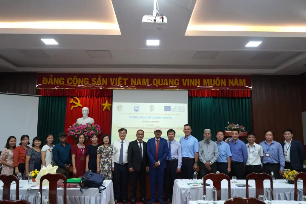 Buổi lễ ký kết Biên bản ghi nhớ (MOU) giữa Trường Đại học Tài nguyên và Môi trường TP.HCM (HCMUNRE) và Trường Đại học Hajee Mohammad Danesh Science and Technology University (HSTU), Bangladesh và Trường Đại học Thủy Lợi (TLU)