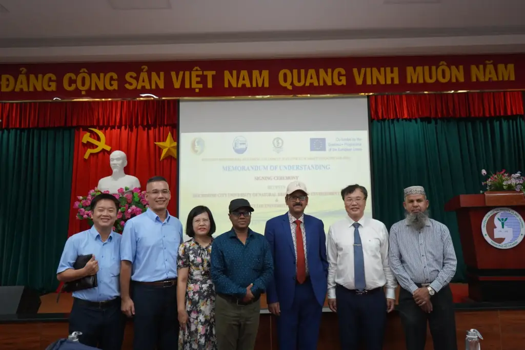 Buổi lễ ký kết Biên bản ghi nhớ (MOU) giữa Trường Đại học Tài nguyên và Môi trường TP.HCM (HCMUNRE) và Trường Đại học Hajee Mohammad Danesh Science and Technology University (HSTU), Bangladesh và Trường Đại học Thủy Lợi (TLU)