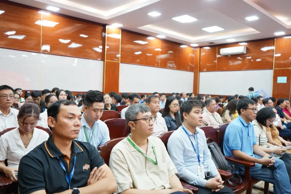 ĐẢNG ỦY TRƯỜNG ĐẠI HỌC TÀI NGUYÊN VÀ MÔI TRƯỜNG TP.HCM SƠ KẾT CÔNG TÁC 6 THÁNG ĐẦU NĂM 2026: GẮN XÂY DỰNG ĐẢNG VỚI NÂNG CAO CHẤT LƯỢNG THỰC HIỆN NHIỆM VỤ CHÍNH TRỊ