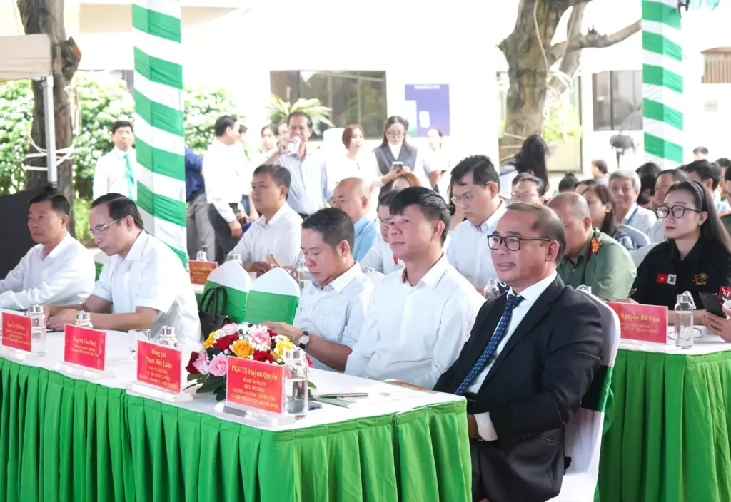 TRƯỜNG ĐẠI HỌC TÀI NGUYÊN VÀ MÔI TRƯỜNG TP. HỒ CHÍ MINH TRANG TRỌNG TỔ CHỨC LỄ KHAI GIẢNG NĂM HỌC 2026–2027