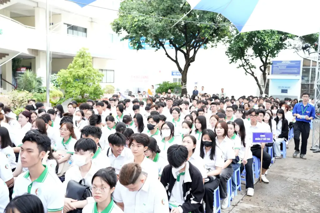 TRƯỜNG ĐẠI HỌC TÀI NGUYÊN VÀ MÔI TRƯỜNG TP. HỒ CHÍ MINH TRANG TRỌNG TỔ CHỨC LỄ KHAI GIẢNG NĂM HỌC 2026–2027