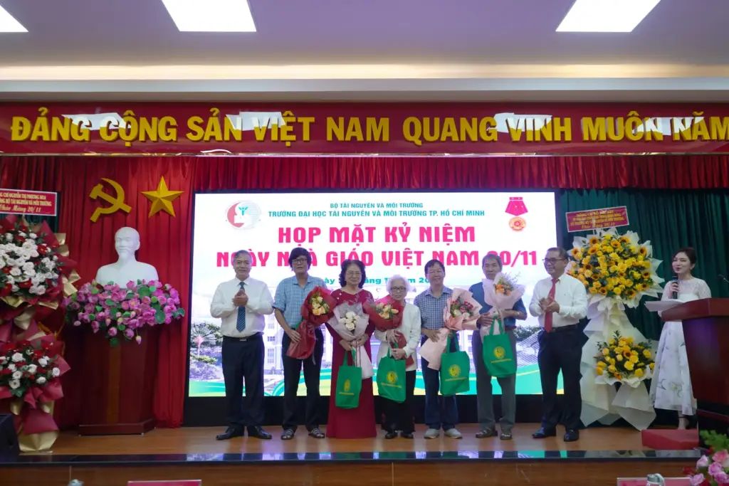 Họp mặt kỷ niệm 42 năm ngày Nhà Giáo Việt Nam 20/11