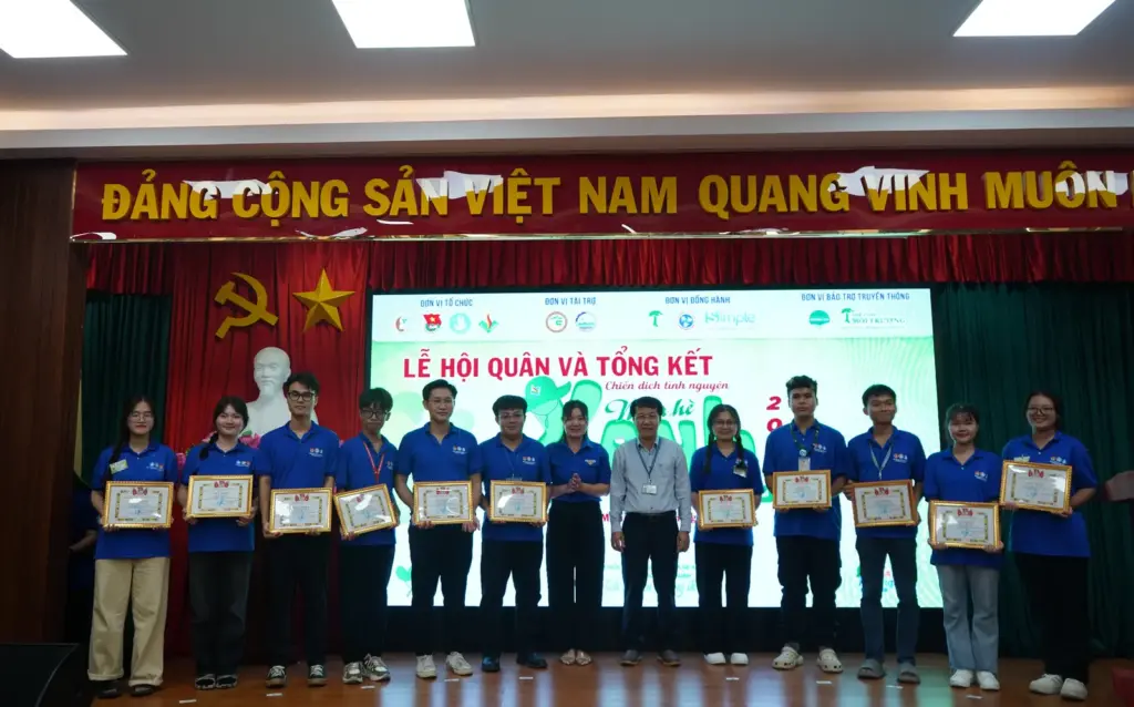 Lễ Hội quân – Tổng kết Chiến dịch Mùa Hè xanh - Trường Đại học Tài nguyên và Môi trường Thành phố Hồ Chí Minh năm 2025