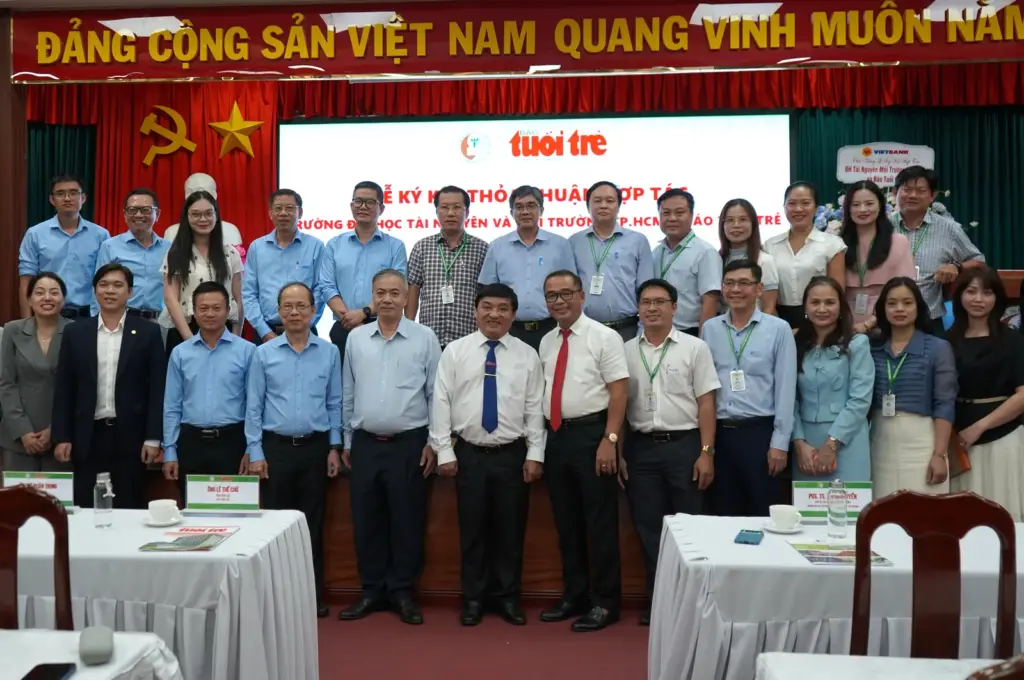 TRƯỜNG ĐẠI HỌC TÀI NGUYÊN VÀ MÔI TRƯỜNG TP.HCM KÝ KẾT THỎA THUẬN HỢP TÁC VỚI BÁO TUỔI TRẺ