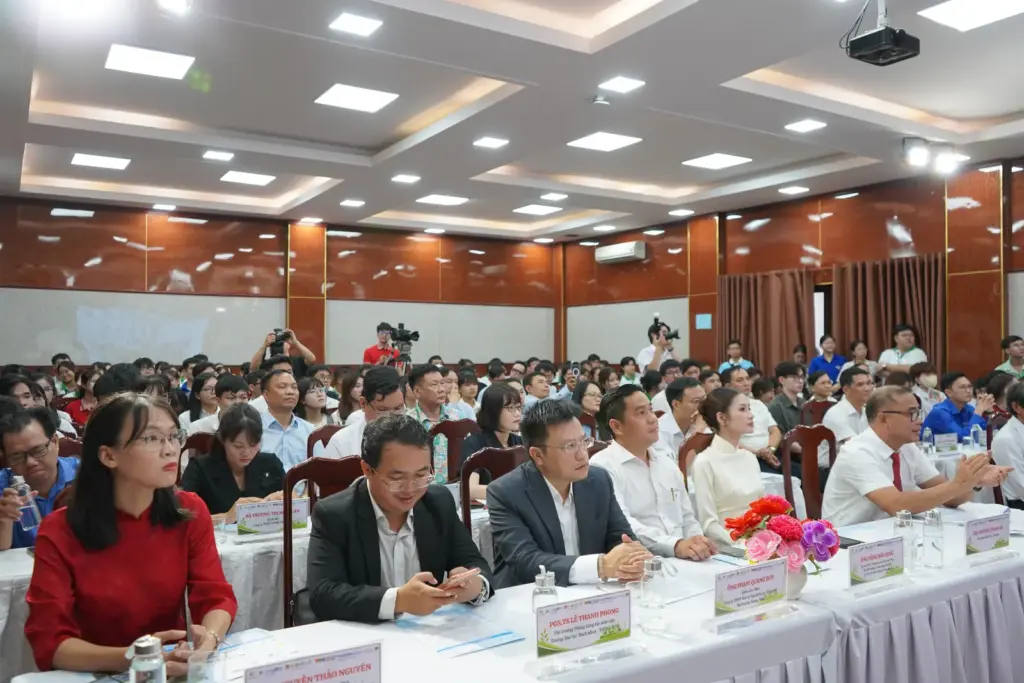 “TỪ TRÁCH NHIỆM CỘNG ĐỒNG ĐẾN HÀNH ĐỘNG XANH VÀ HỖ TRỢ NGƯỜI HỌC” – CHUỖI HOẠT ĐỘNG Ý NGHĨA TẠI HCMUNRE