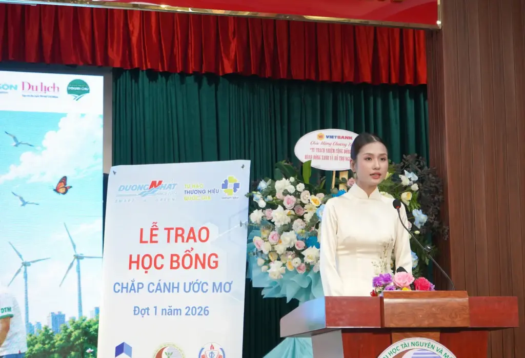“TỪ TRÁCH NHIỆM CỘNG ĐỒNG ĐẾN HÀNH ĐỘNG XANH VÀ HỖ TRỢ NGƯỜI HỌC” – CHUỖI HOẠT ĐỘNG Ý NGHĨA TẠI HCMUNRE