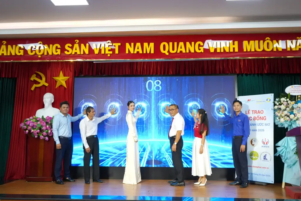 “TỪ TRÁCH NHIỆM CỘNG ĐỒNG ĐẾN HÀNH ĐỘNG XANH VÀ HỖ TRỢ NGƯỜI HỌC” – CHUỖI HOẠT ĐỘNG Ý NGHĨA TẠI HCMUNRE