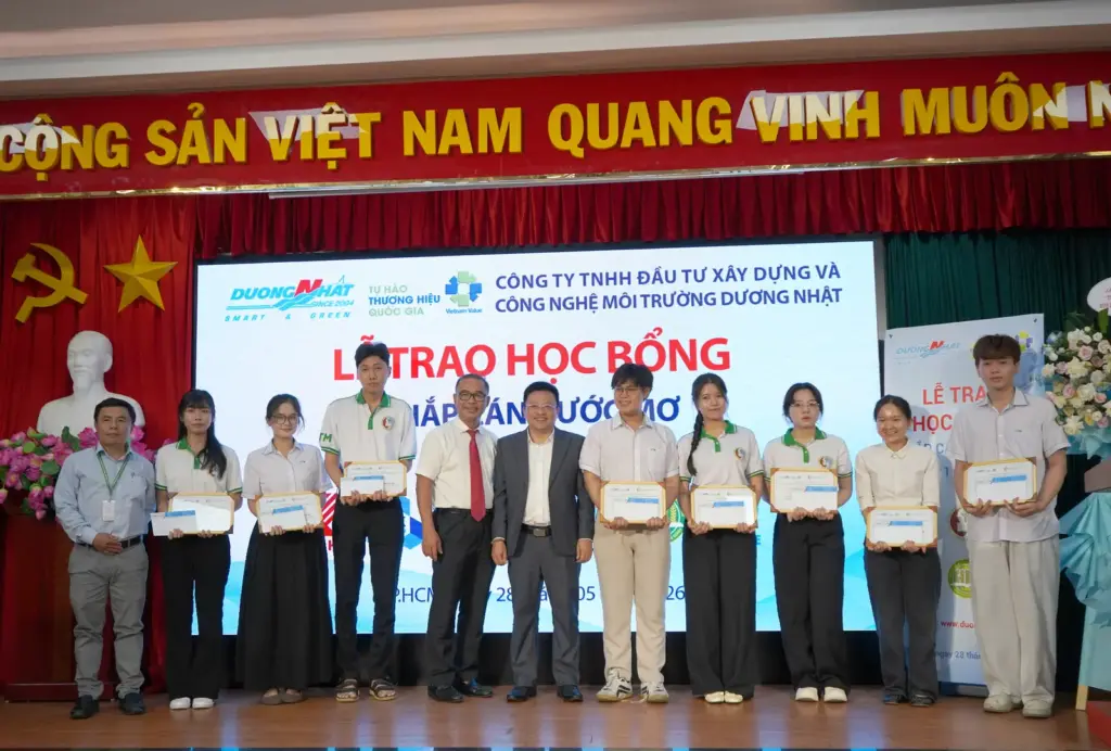 “TỪ TRÁCH NHIỆM CỘNG ĐỒNG ĐẾN HÀNH ĐỘNG XANH VÀ HỖ TRỢ NGƯỜI HỌC” – CHUỖI HOẠT ĐỘNG Ý NGHĨA TẠI HCMUNRE