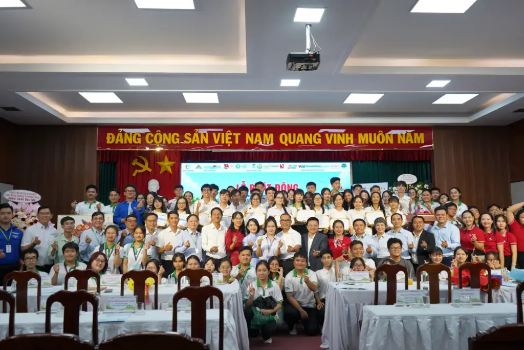 “TỪ TRÁCH NHIỆM CỘNG ĐỒNG ĐẾN HÀNH ĐỘNG XANH VÀ HỖ TRỢ NGƯỜI HỌC” – CHUỖI HOẠT ĐỘNG Ý NGHĨA TẠI HCMUNRE