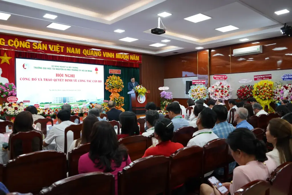 Thứ trưởng Nguyễn Quốc Trị trao Quyết định bổ nhiệm Hiệu trưởng và kiện toàn Ban giám hiệuTrường Đại học Tài nguyên và Môi trường TP.HCM