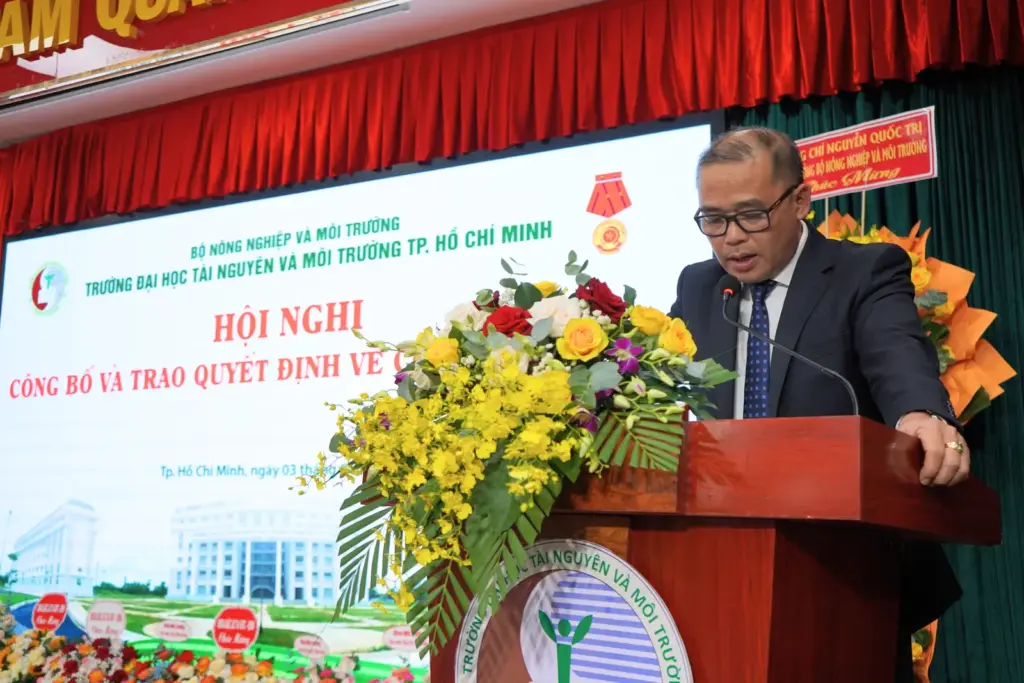 Thứ trưởng Nguyễn Quốc Trị trao Quyết định bổ nhiệm Hiệu trưởng và kiện toàn Ban giám hiệuTrường Đại học Tài nguyên và Môi trường TP.HCM