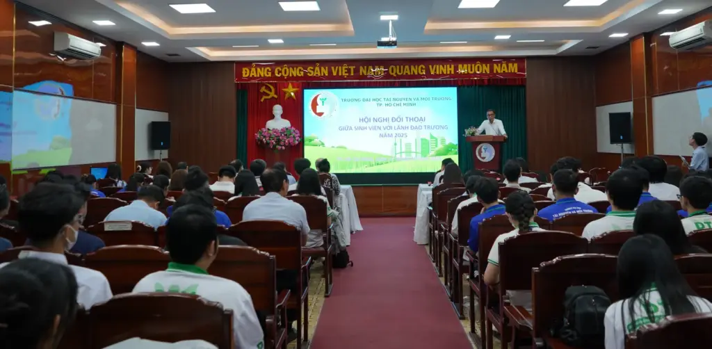 Hội nghị "Đối thoại giữa sinh viên với Lãnh đạo Nhà trường năm 2025": Lắng nghe - Thấu hiểu - Đồng hành