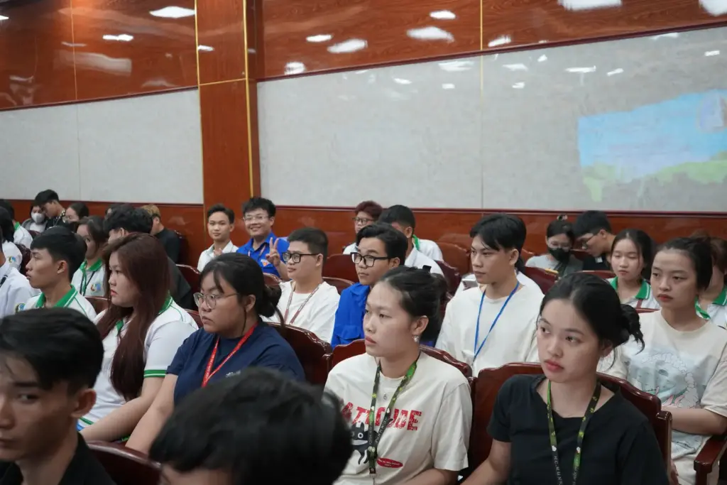 Hội nghị "Đối thoại giữa sinh viên với Lãnh đạo Nhà trường năm 2025": Lắng nghe - Thấu hiểu - Đồng hành