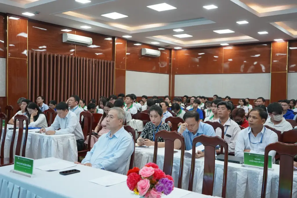Hội nghị "Đối thoại giữa sinh viên với Lãnh đạo Nhà trường năm 2025": Lắng nghe - Thấu hiểu - Đồng hành