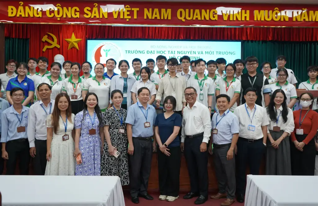 Hội nghị "Đối thoại giữa sinh viên với Lãnh đạo Nhà trường năm 2025": Lắng nghe - Thấu hiểu - Đồng hành