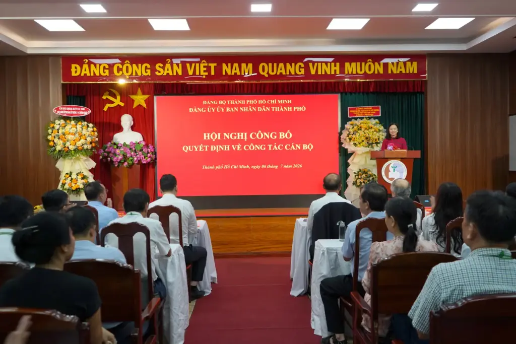 LỄ CÔNG BỐ VÀ TRAO QUYẾT ĐỊNH KIỆN TOÀN NHÂN SỰ CẤP ỦY ĐẢNG BỘ TRƯỜNG ĐẠI HỌC TÀI NGUYÊN VÀ MÔI TRƯỜNG TP.HCM NHIỆM KỲ 2025–2030