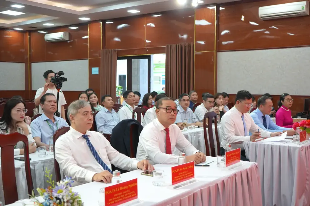 LỄ CÔNG BỐ VÀ TRAO QUYẾT ĐỊNH KIỆN TOÀN NHÂN SỰ CẤP ỦY ĐẢNG BỘ TRƯỜNG ĐẠI HỌC TÀI NGUYÊN VÀ MÔI TRƯỜNG TP.HCM NHIỆM KỲ 2025–2030