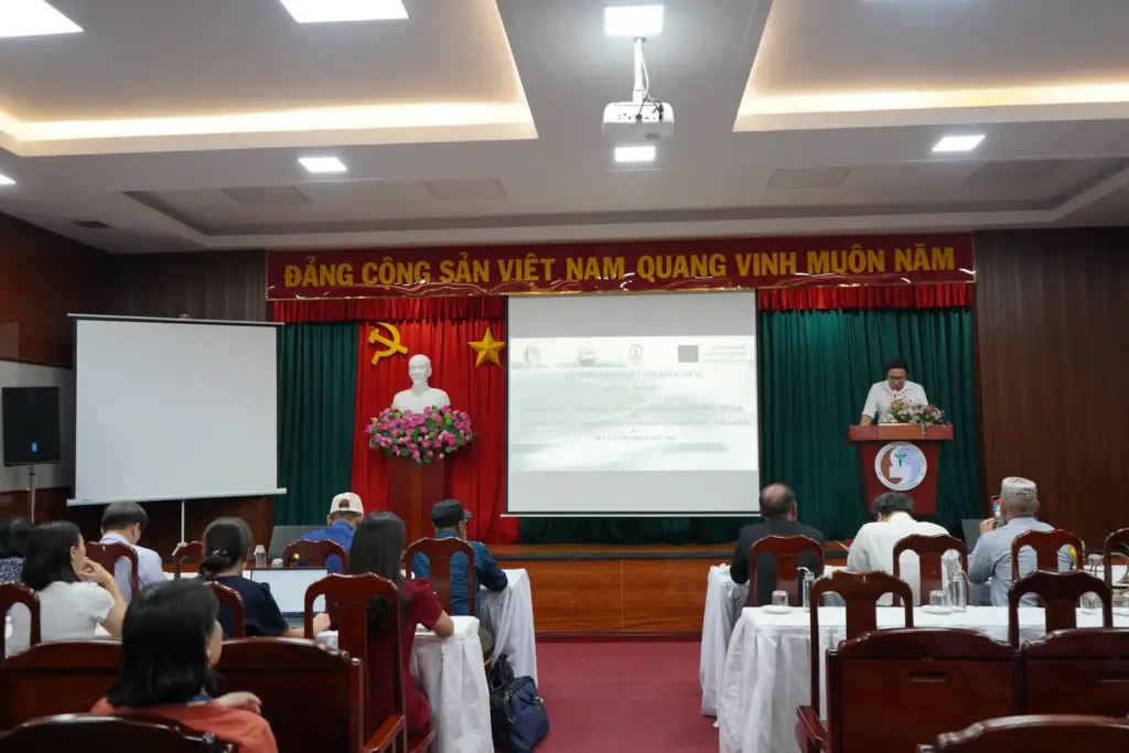 Buổi lễ ký kết Biên bản ghi nhớ (MOU) giữa Trường Đại học Tài nguyên và Môi trường TP.HCM (HCMUNRE) và Trường Đại học Hajee Mohammad Danesh Science and Technology University (HSTU), Bangladesh và Trường Đại học Thủy Lợi (TLU)