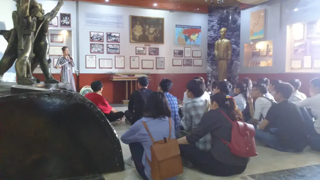 HÌNH ẢNH SINH VIÊN LỚP 06ĐH_CNTT1+2 THAM QUAN HỌC TẬP MÔN TƯ TƯỞNG HCM HKII (2017-2018) TẠI BẢO TÀNG HỒ CHÍ MINH