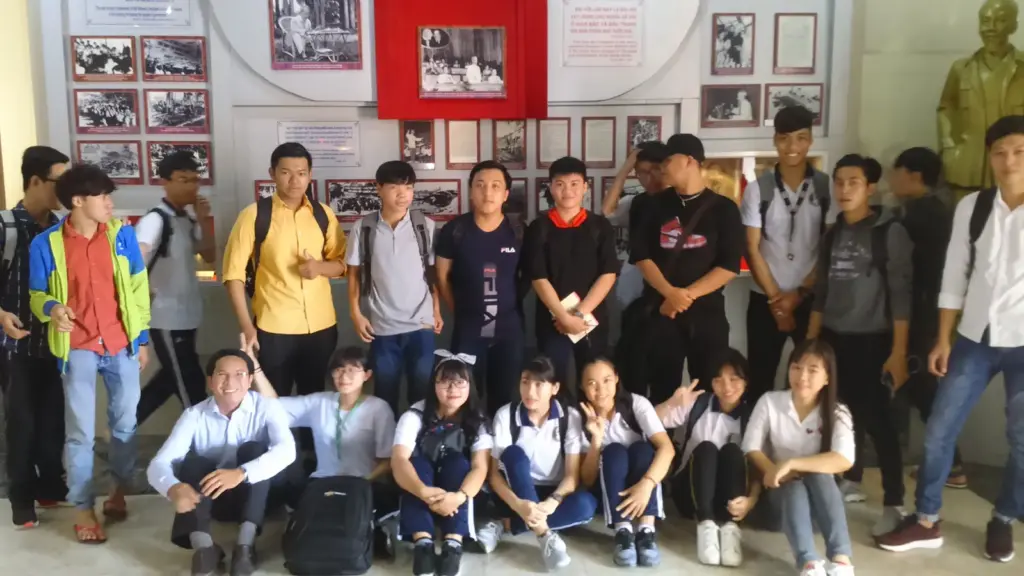 HÌNH ẢNH SINH VIÊN LỚP 06ĐH_CNTT1+2 THAM QUAN HỌC TẬP MÔN TƯ TƯỞNG HCM HKII (2017-2018) TẠI BẢO TÀNG HỒ CHÍ MINH