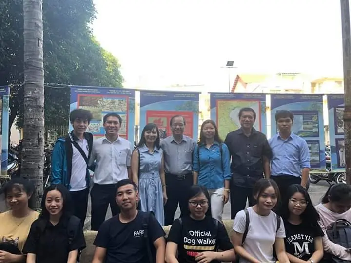 SINH VIÊN THAM QUAN TRIỂN LÃM BIỂN ĐẢO VÀ ÁO DÀI VIỆT NAM ĐI QUA NĂM THÁNG