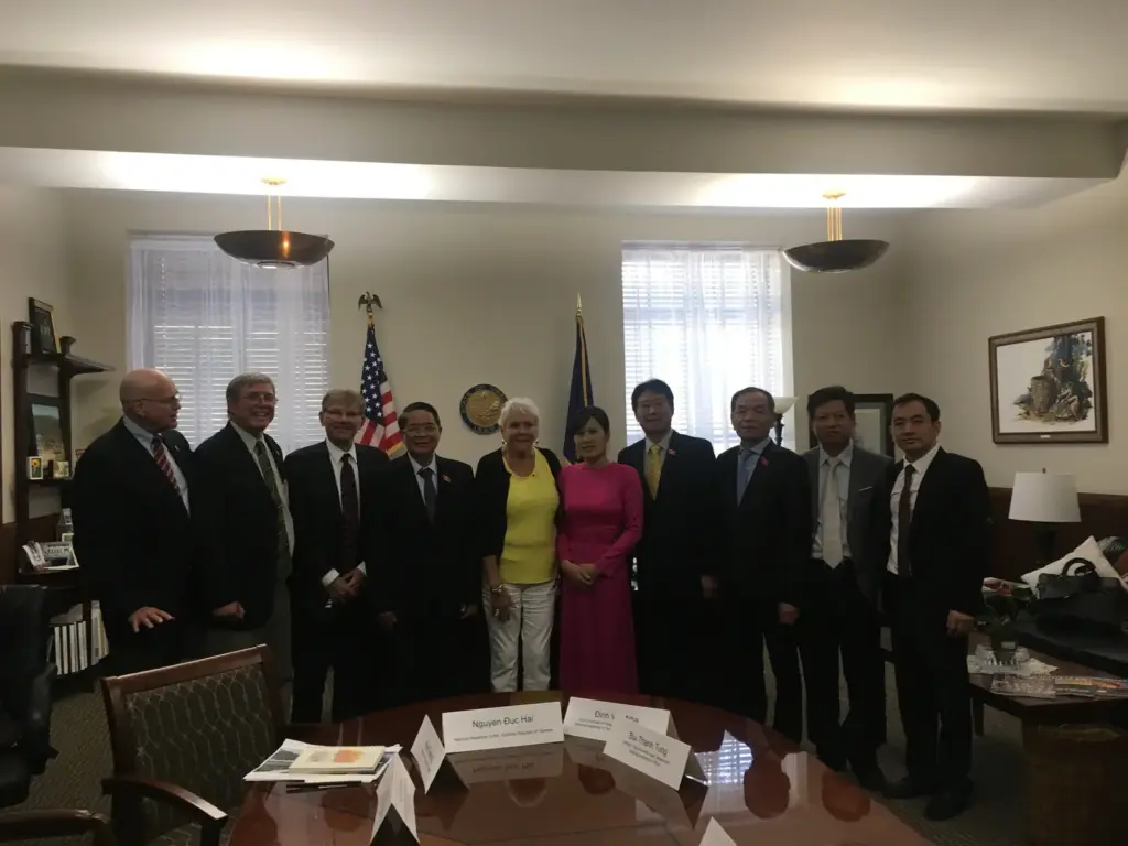 CÔ GIÁO DƯƠNG HỒNG HUỆ - MỘT TẤM GƯƠNG VỀ NGHIÊN CỨU KHOA HỌC VÀ PHỤC VỤ CỘNG ĐỒNG CỦA KHOA MÔI TRƯỜNG
